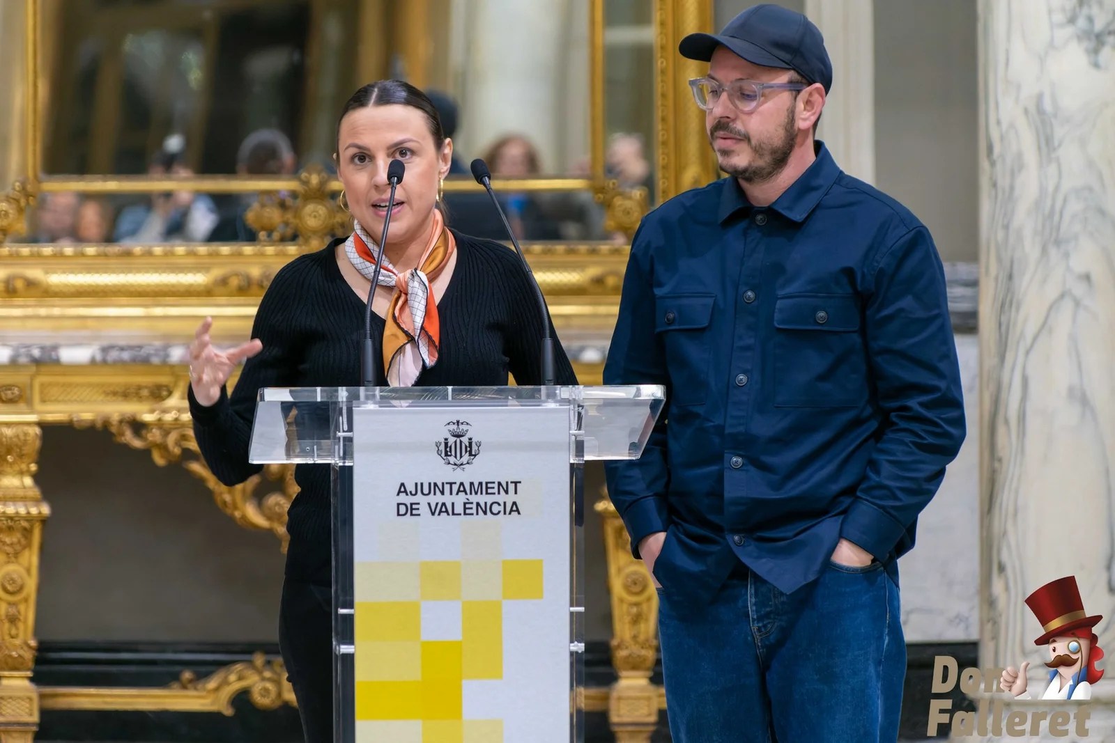 El fuego reflejado sobre la cara de una fallera es la imagen de las Fallas de Valencia 2023 9 Imagen Grafica 7