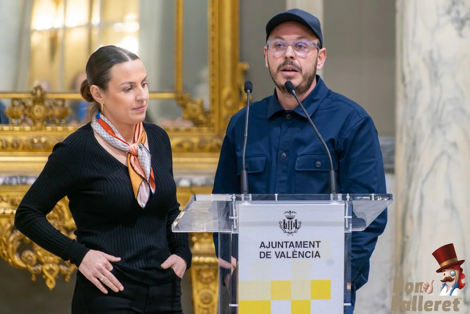 El fuego reflejado sobre la cara de una fallera es la imagen de las Fallas de Valencia 2023 8 Imagen Grafica 8