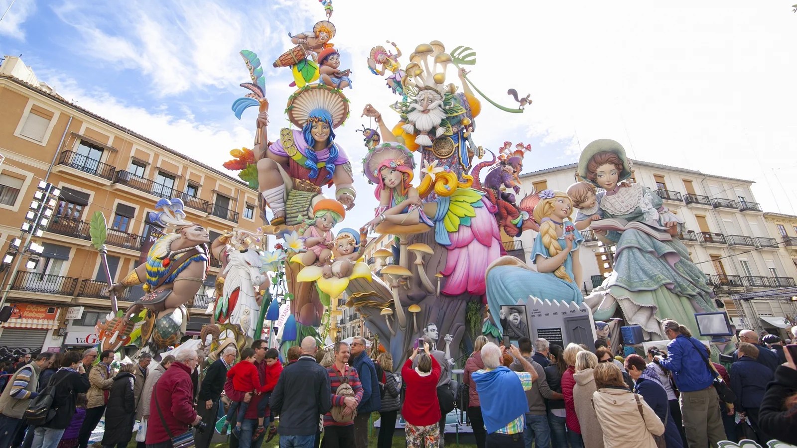 El Ayuntamiento de Valencia refuerza la seguridad para las próximas Fallas, ante la enorme afluencia de visitantes que se prevé este año 1 Falles monuments