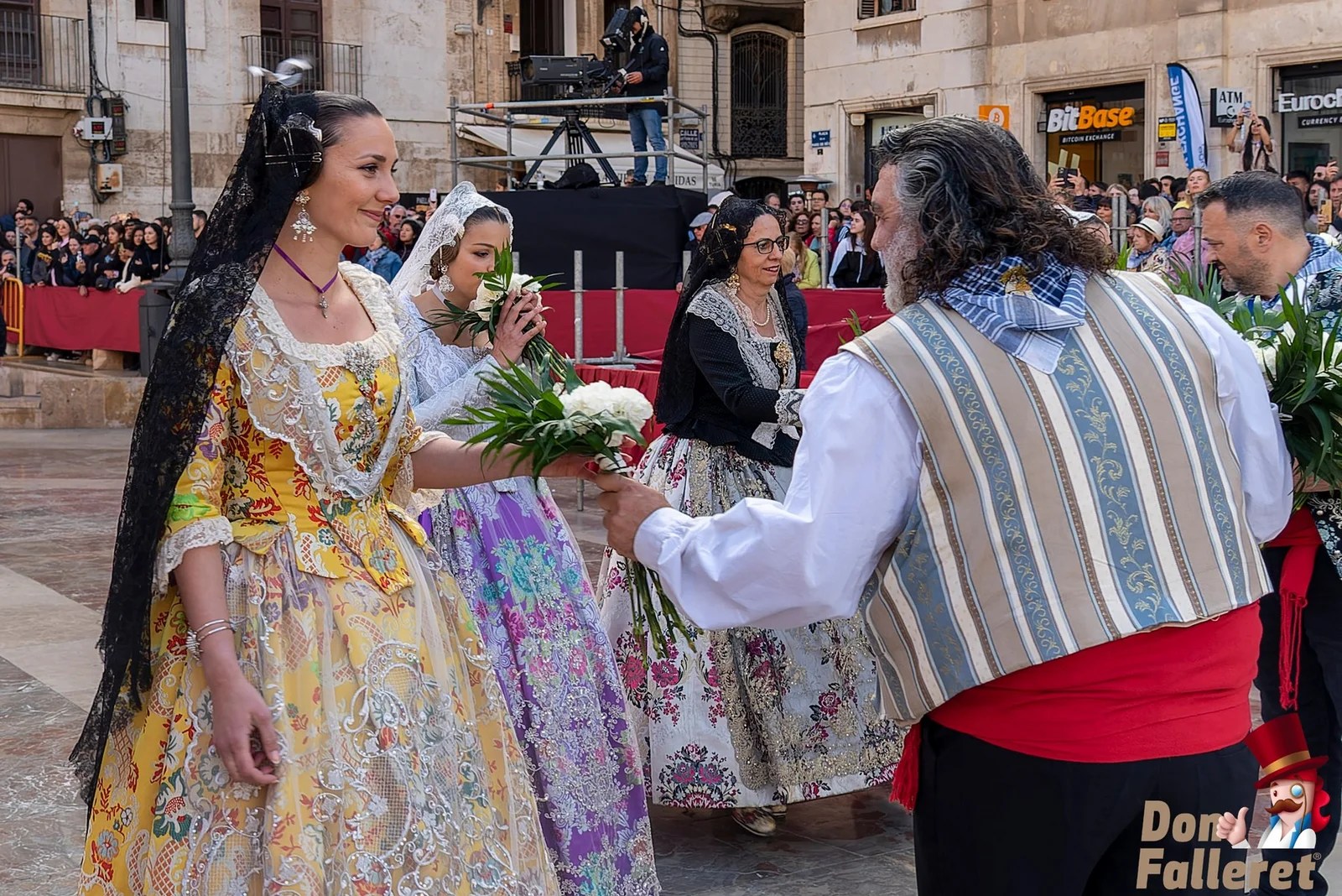 Ofrenda de Flores a la Virgen de los Desamparados - 17 de marzo - Comisiones Falleras 25 Ofrenda 17 18