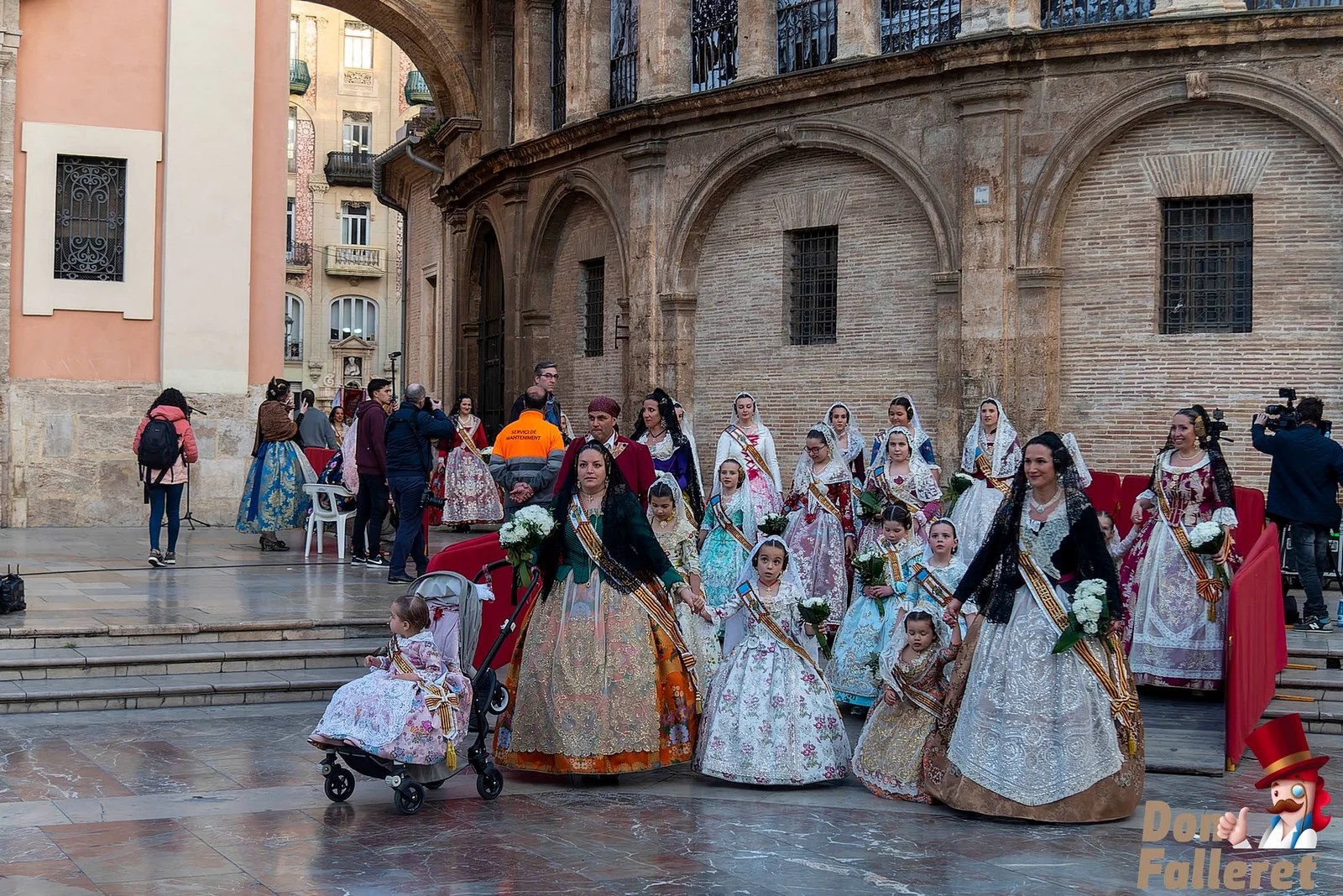 Ofrenda de Flores a la Virgen de los Desamparados - 17 de marzo - Comisiones Falleras 75 Ofrenda 17 68