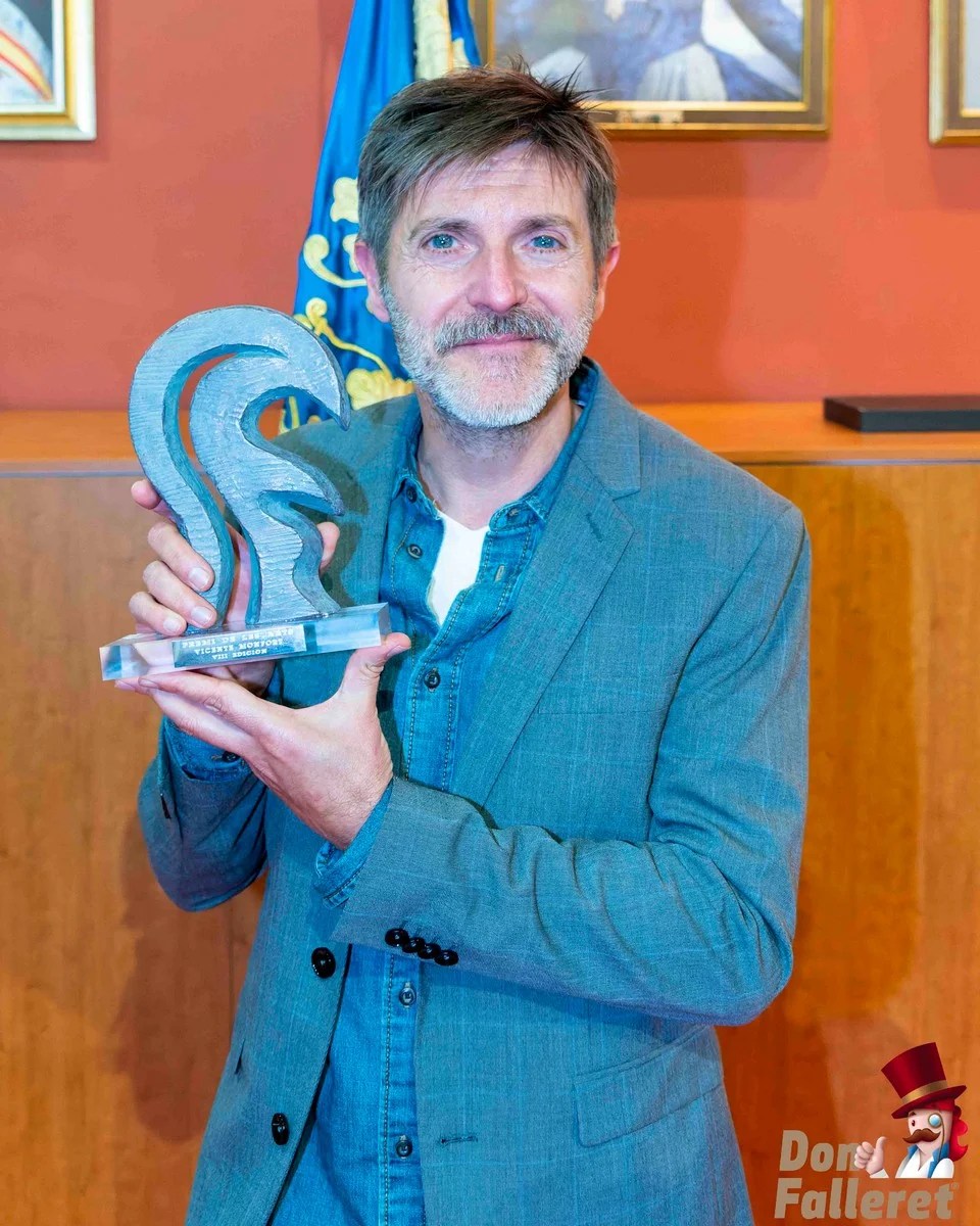La Falla Alameda galardona al ilustrador Paco Roca con el Premi de les Arts Vicente Monfort
