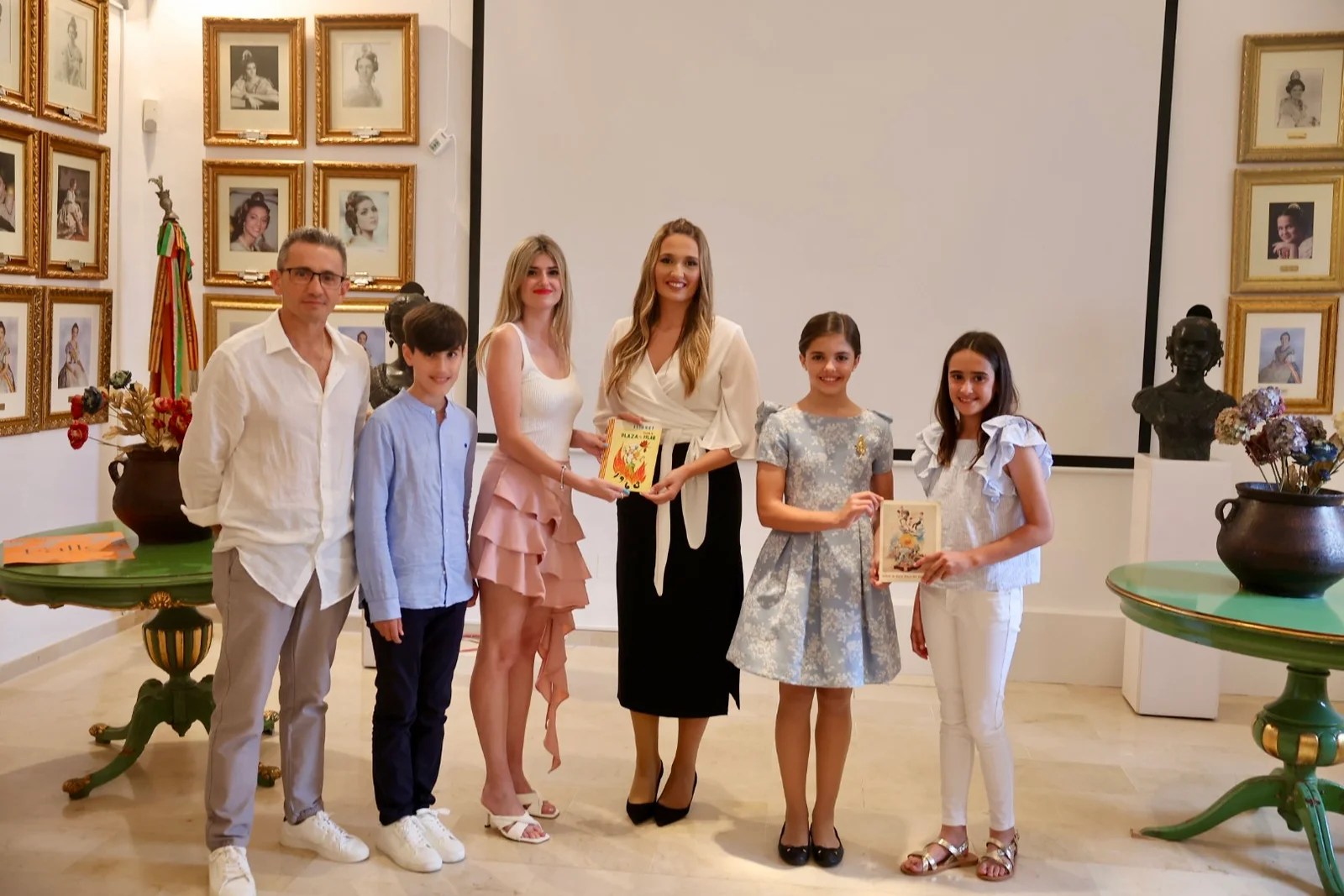 Junta Central Fallera recibe una donación de llibrets de falla de las primeras décadas del siglo XX 7 094A2640