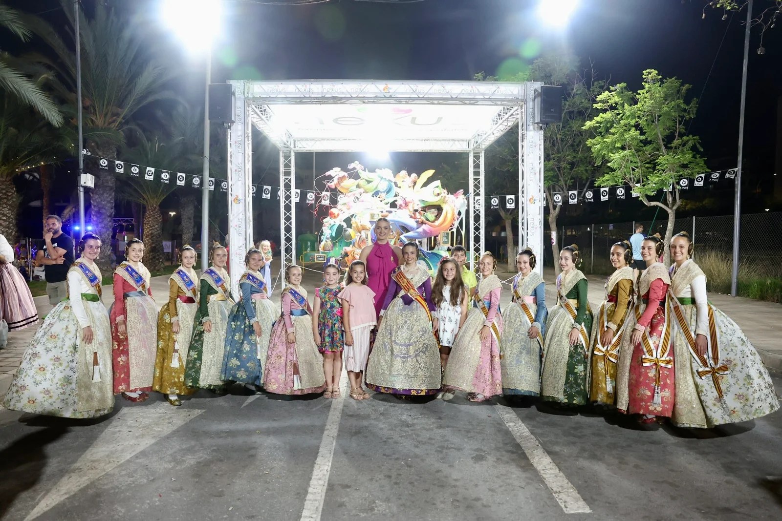 Visita de las Falleras Mayores de Valencia al 1 Premio Sección Especial Infantil de las Hogueras de Alicante 2023