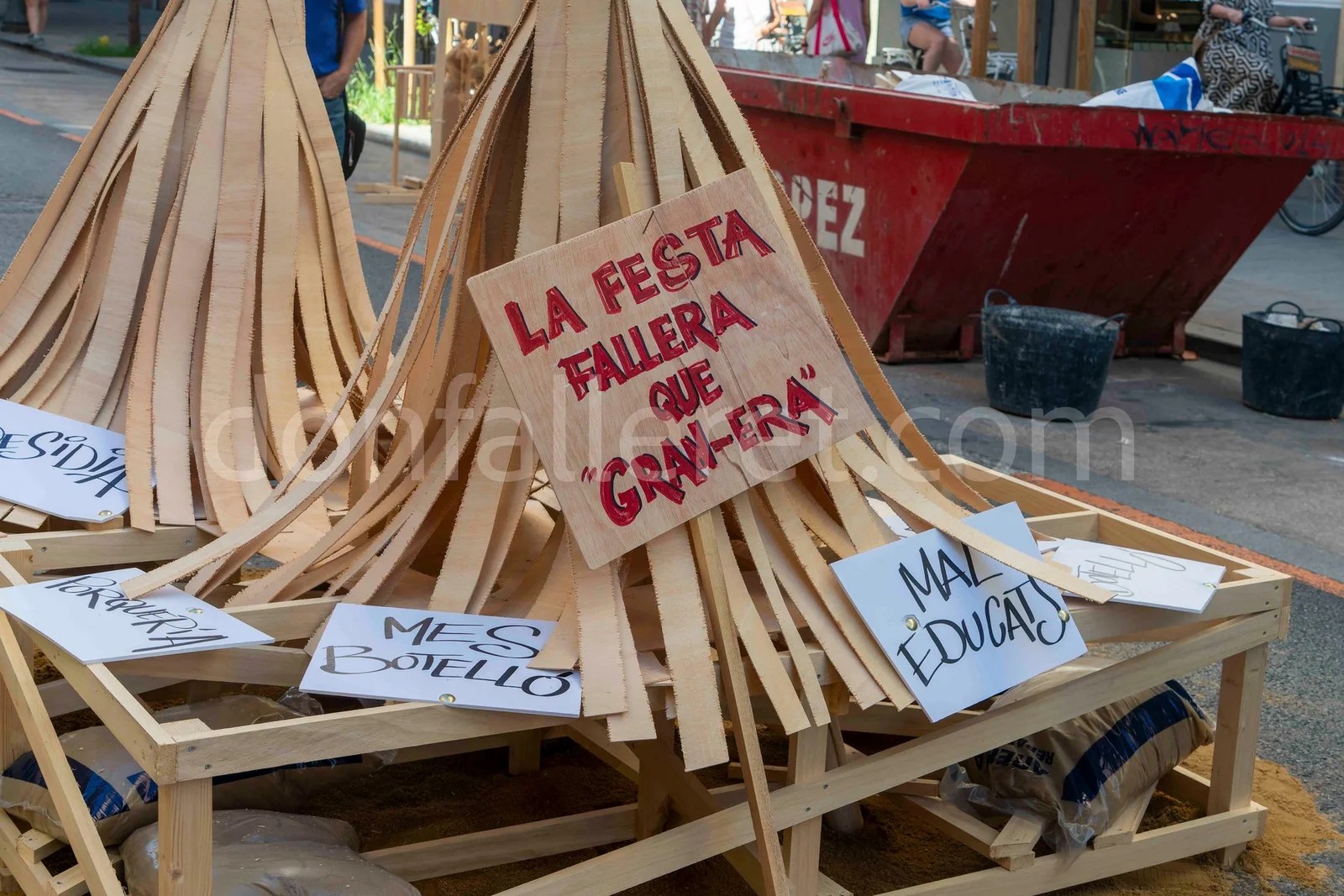 Celebración del Mig Any Faller en la comisión de Sueca-Literato Azorín: Un día de tradición y participación fallera