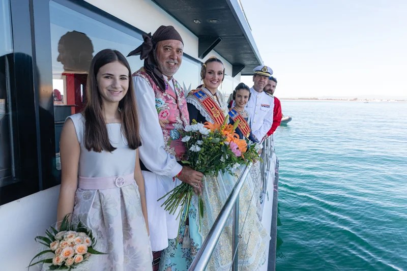 La Agrupación de Fallas del Marítimo ofrenda a la Virgen Sumergida en su 50 aniversario