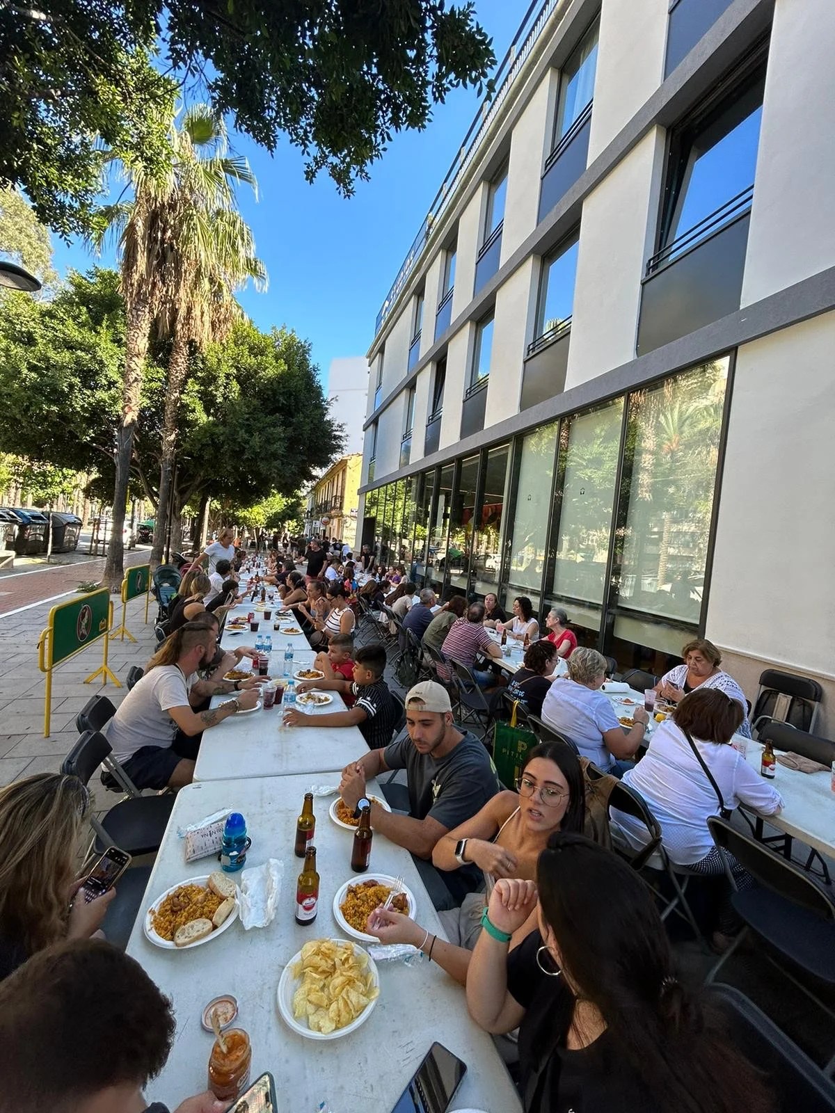 La Falla Sagunto-San Guillem disfruta de su paella gigante como premio de La Reciclà 2023