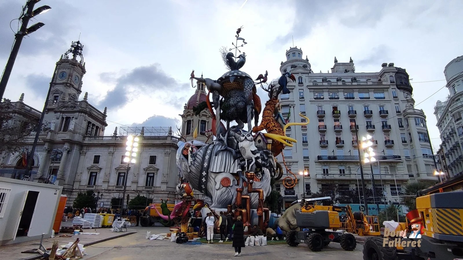 El Consejo rector aprueba el mayor presupuesto de la historia de las Fallas con un total de 3,3 millones de euros 1 Trasera Falla Municipal 2022 Juan Meneses Don Falleret