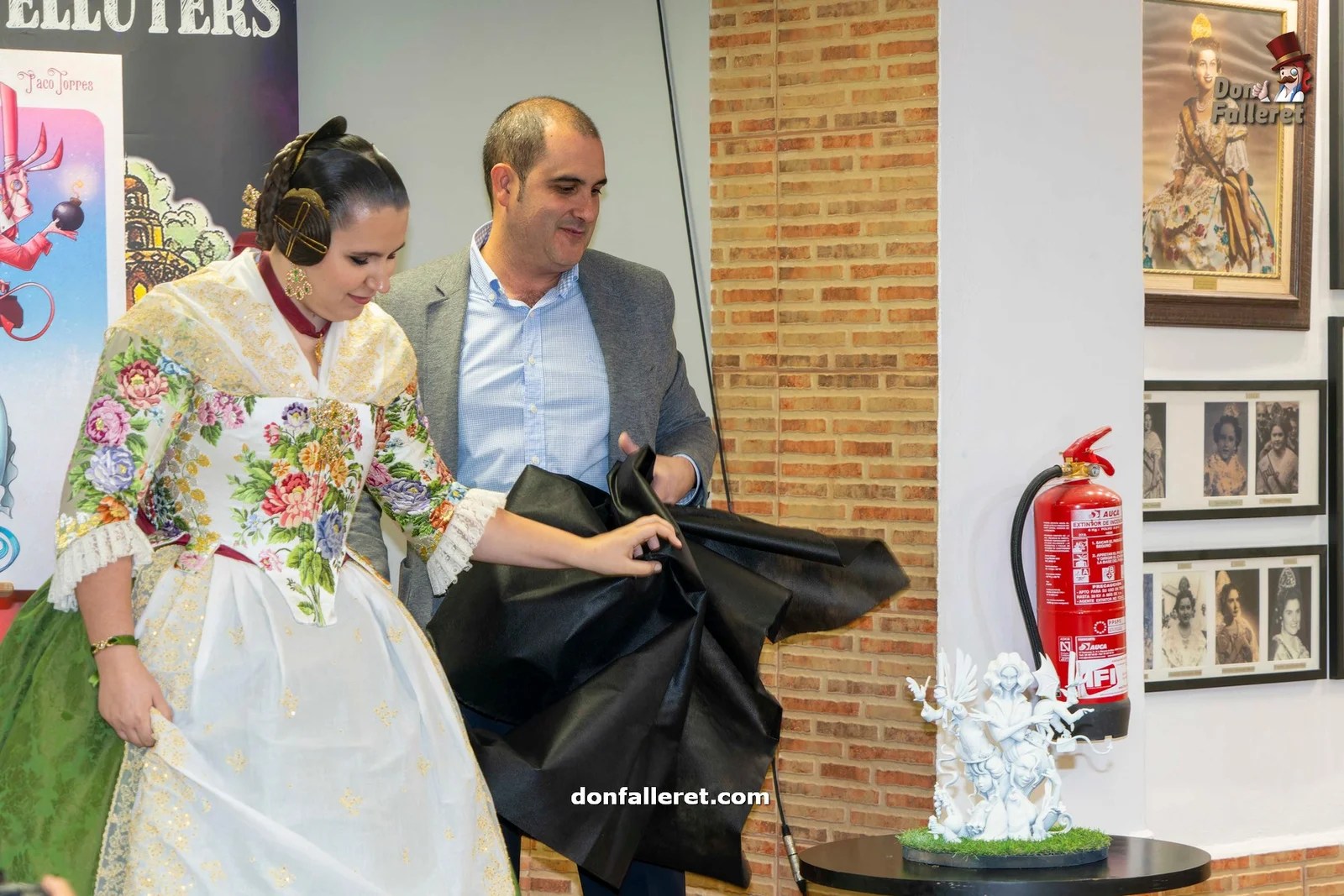 Velluters quiere revalidar el primer premio de sección 1B en las Fallas de Valencia 2024 1 El artista Paco Torres junto a la Fallera Mayor descubren la maqueta de la Falla Mayor