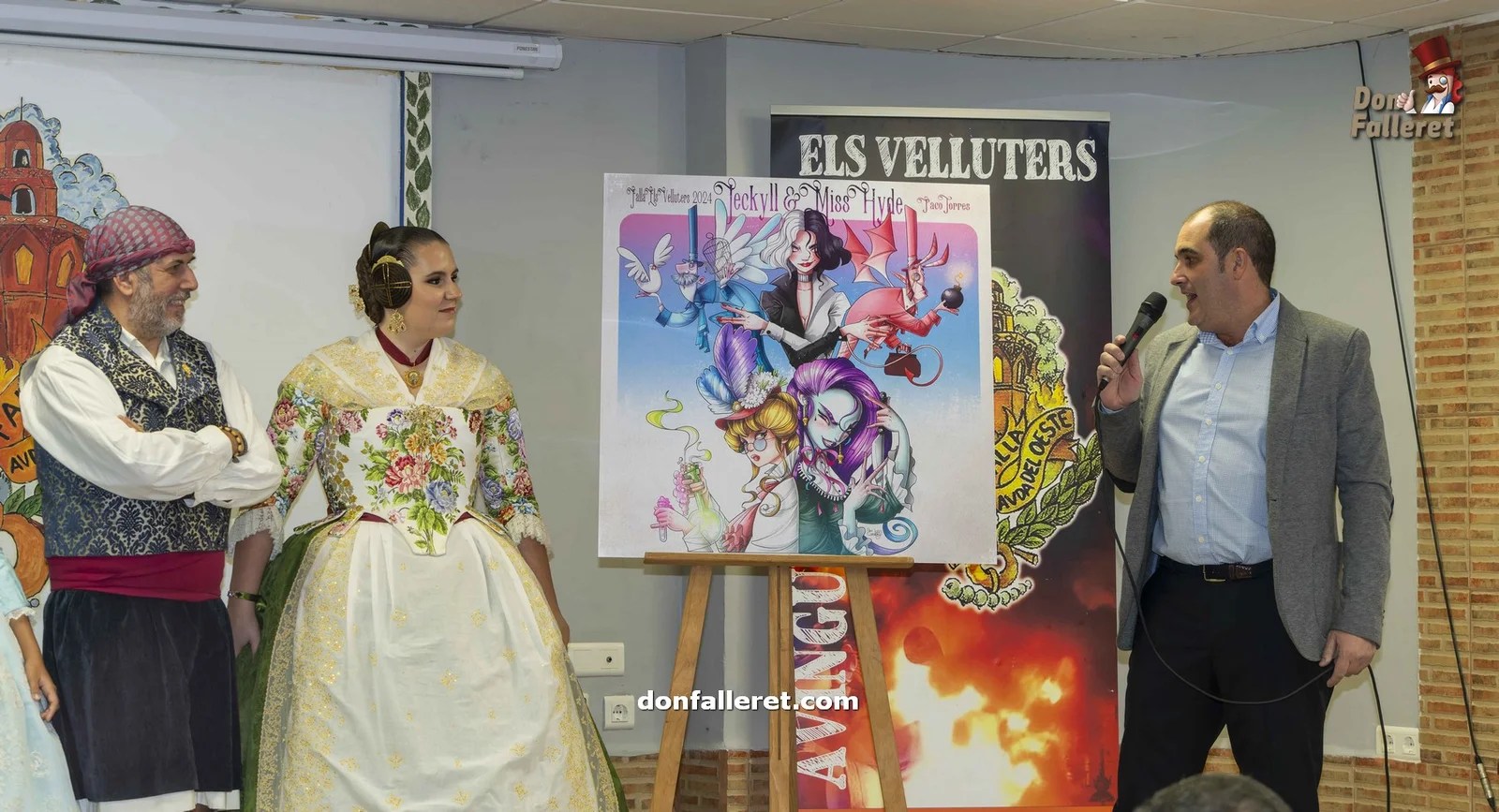 Velluters quiere revalidar el primer premio de sección 1B en las Fallas de Valencia 2024 5 El artista Paco Torres explica el boceto de la Falla Mayor