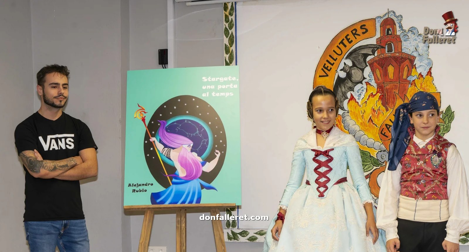 Velluters quiere revalidar el primer premio de sección 1B en las Fallas de Valencia 2024 4 El artista Alejandro Rubio junto al boceto de la Falla Infantil y la Fallera Mayor Infantil y su Presidente Infantil