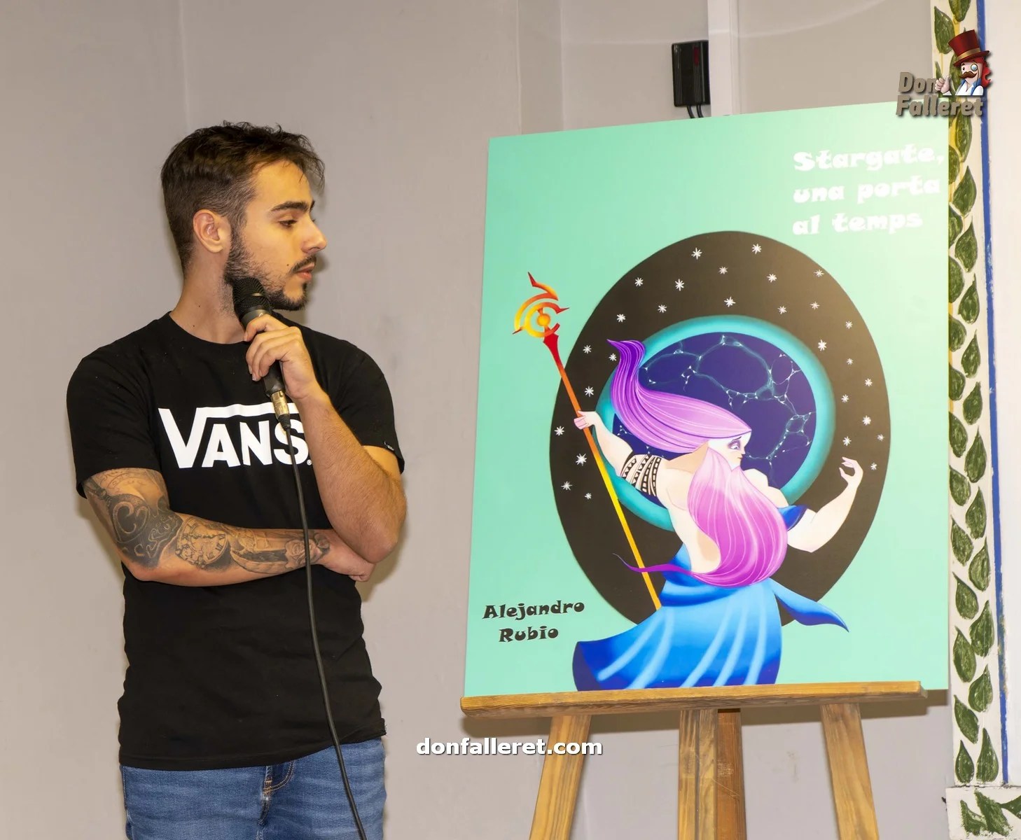 Velluters quiere revalidar el primer premio de sección 1B en las Fallas de Valencia 2024 2 El artista Alejandro Rubio explica el boceto de la Falla Infantil