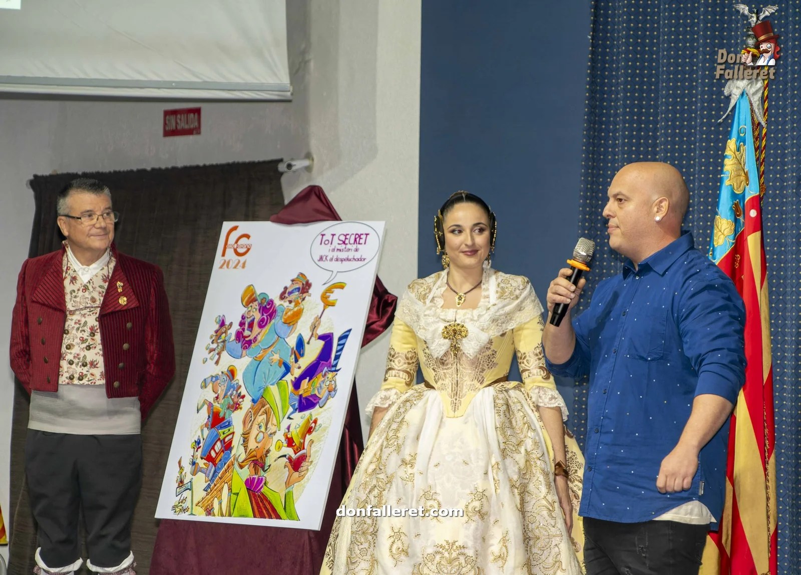 Luis Espinosa explica el boceto de la Falla Grande