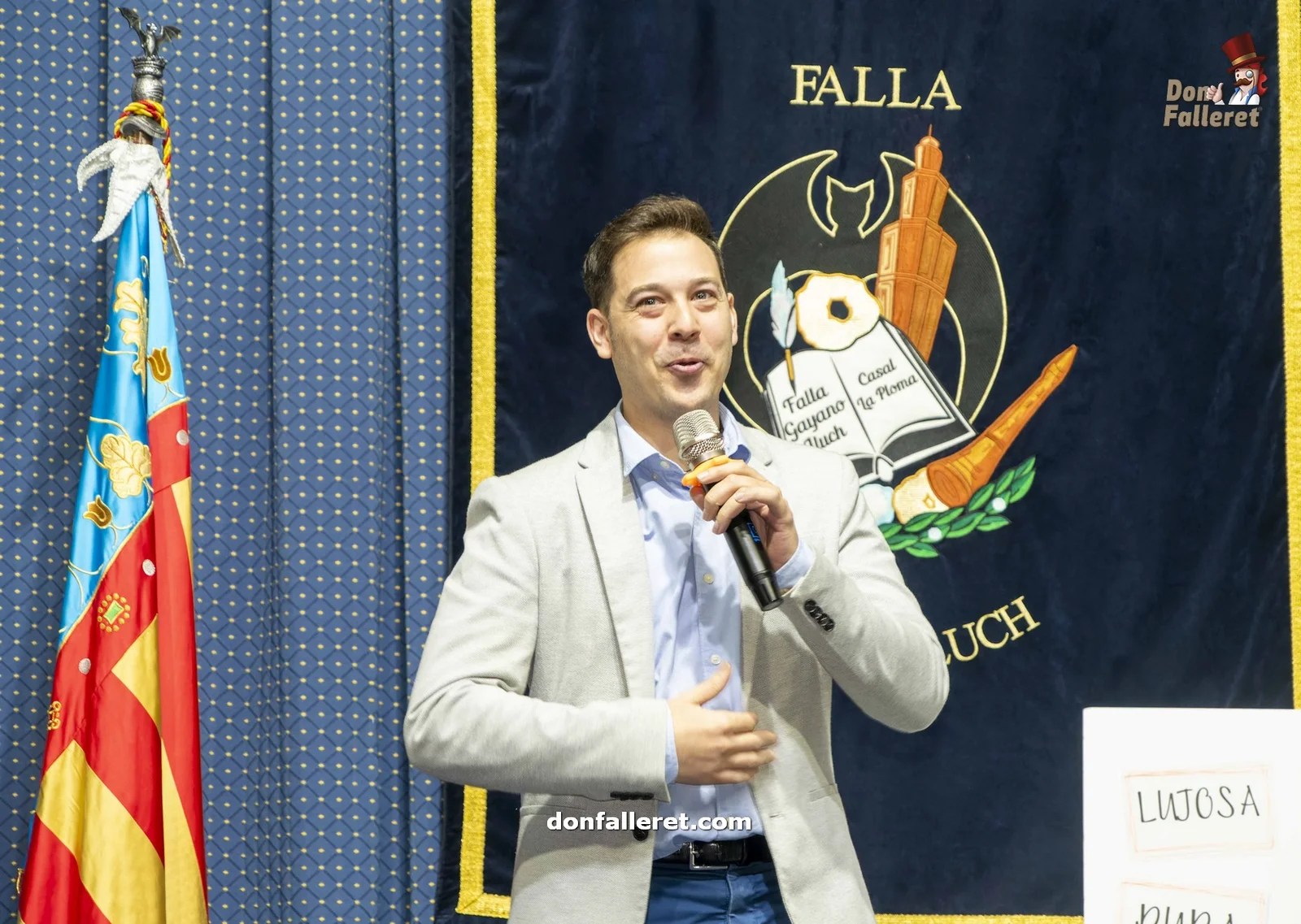 Raúl García Pertusa explica el boceto de la Falla Infantil