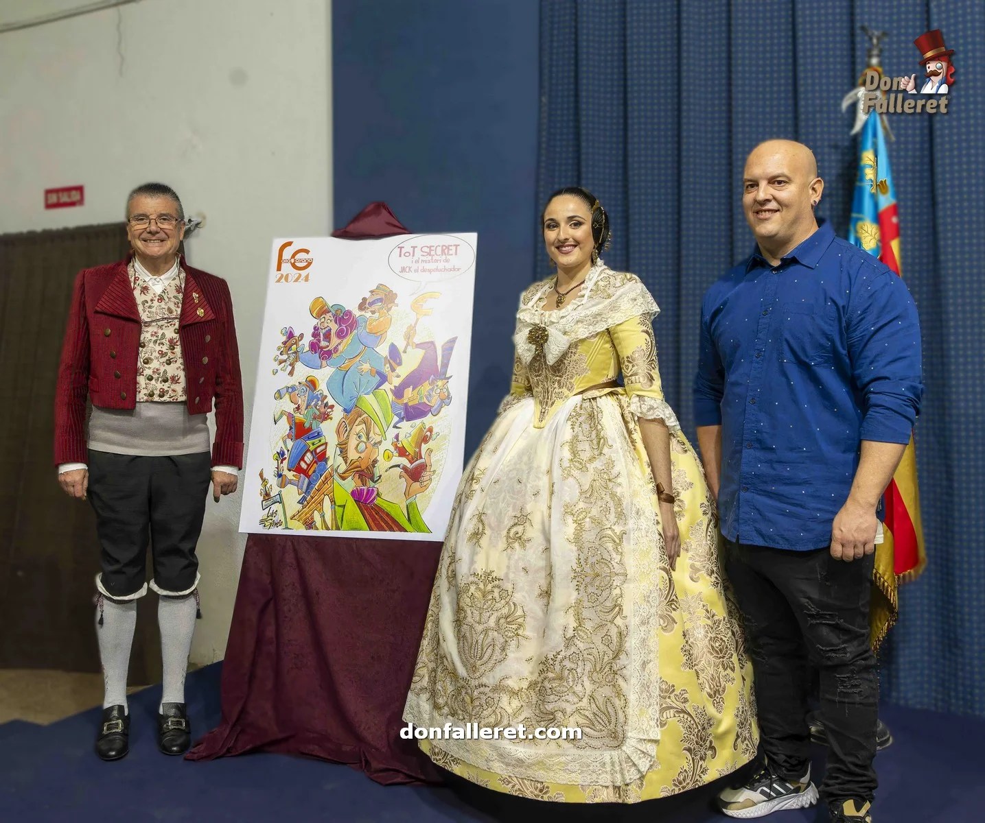 Presidente, Fallera Mayor y Artista junto al boceto de la Falla Grande