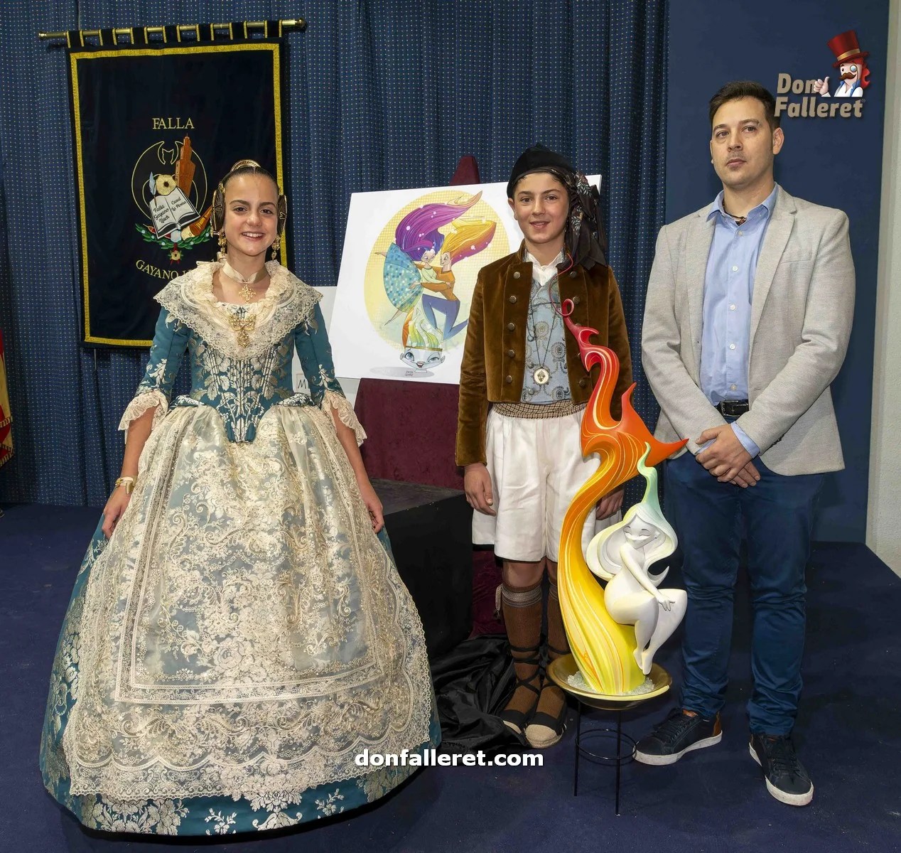 Fallera Mayor Infantil, Presidente y Artista junto al boceto de la Falla Infantil