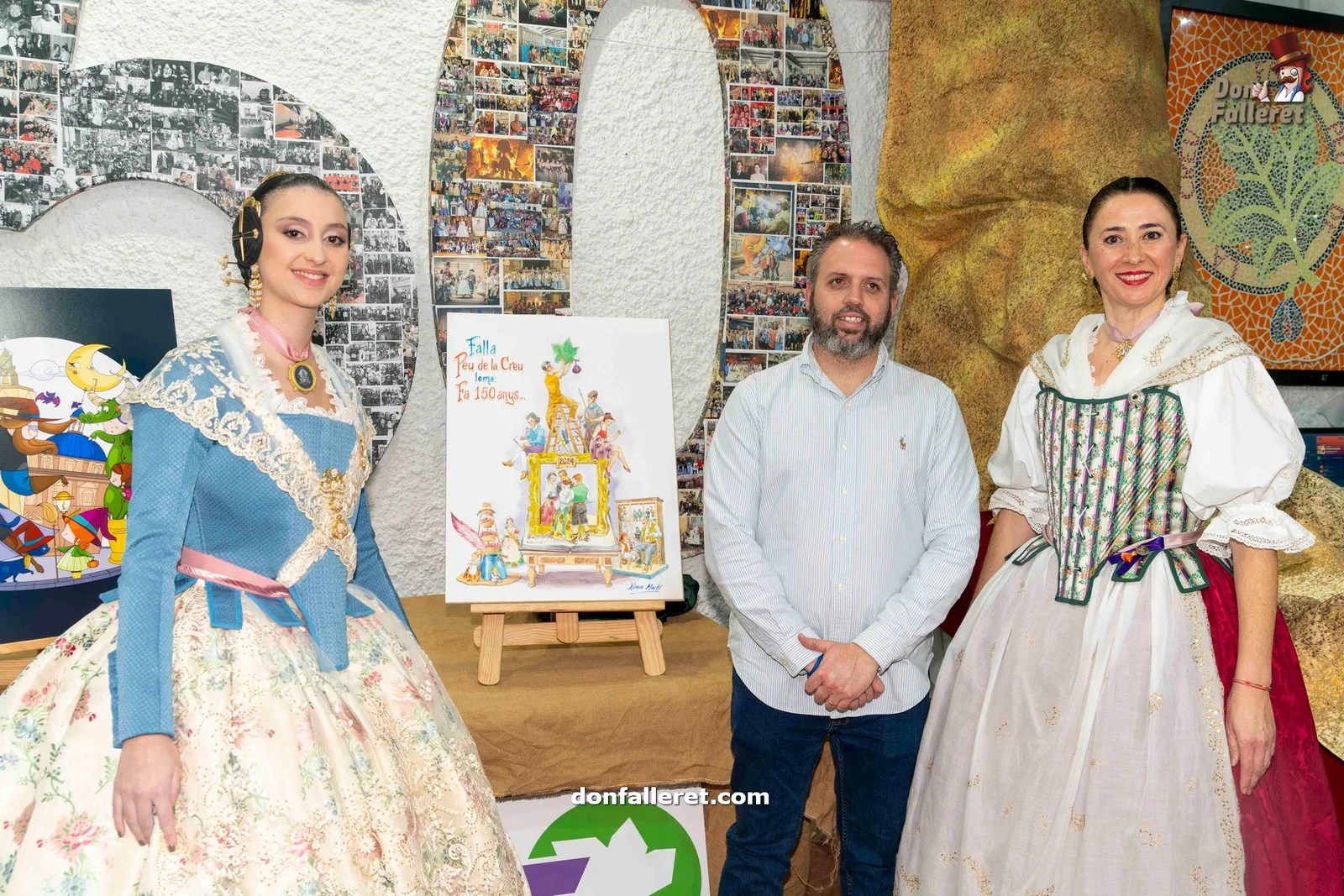 Esta fue la presentación de los bocetos de las Fallas del 150 aniversario de la comisión Peu de la Creu 9 La Fallera Mayor, La Presidenta de la comisión junto al artista de la Falla