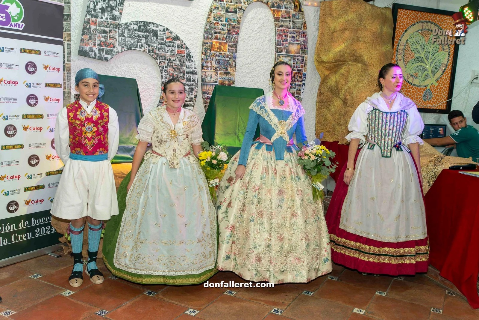 Esta fue la presentación de los bocetos de las Fallas del 150 aniversario de la comisión Peu de la Creu 2 Falleras Mayores de la comisión, Irene Moret (FM) y Mar Navarro (FMI) junto al Presidente Infantil, Alejandro Giménez y a la Presidenta de la comisión, Ana M. Esteban