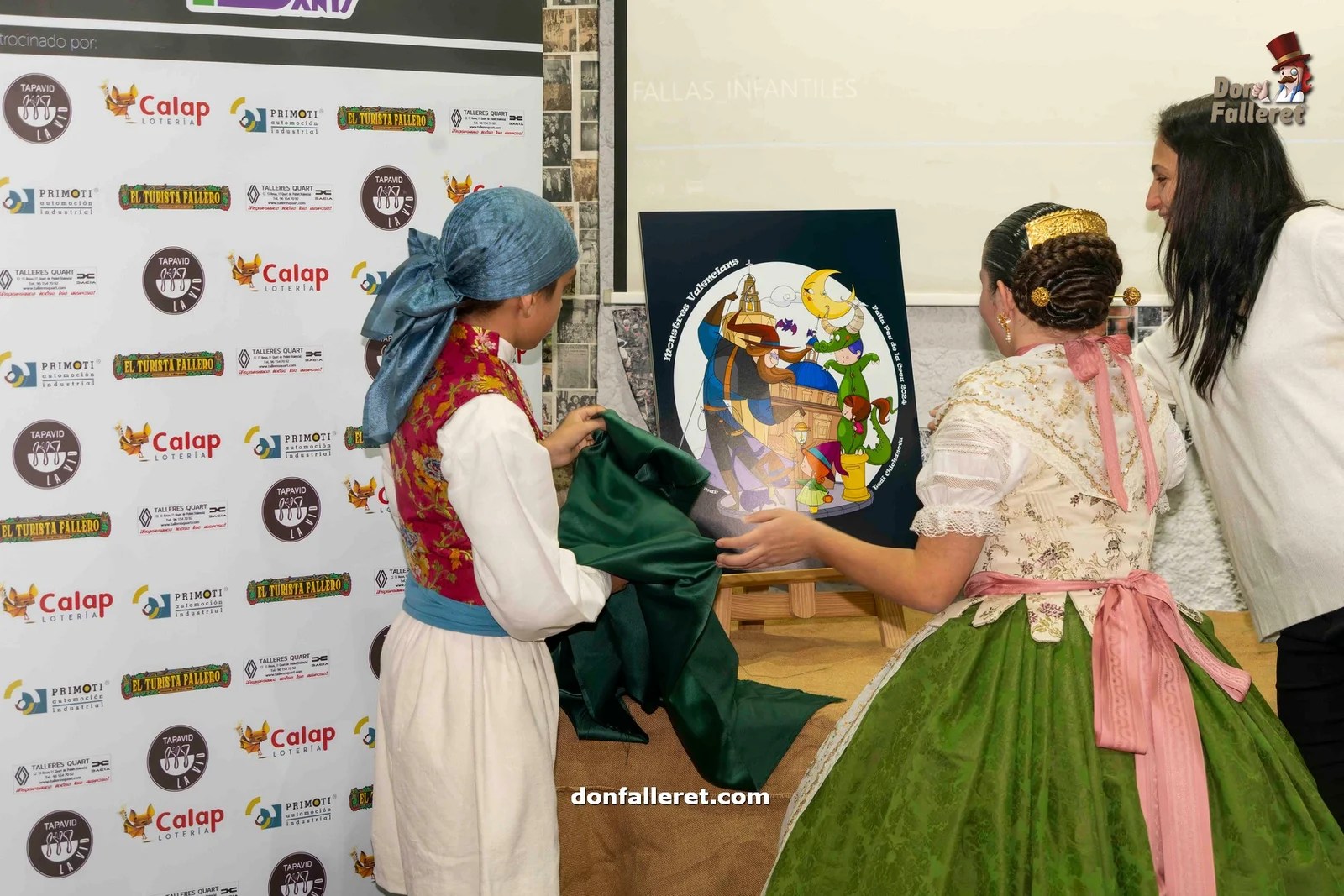 Esta fue la presentación de los bocetos de las Fallas del 150 aniversario de la comisión Peu de la Creu 4 Momento de descubrir el boceto de la Falla Infantil