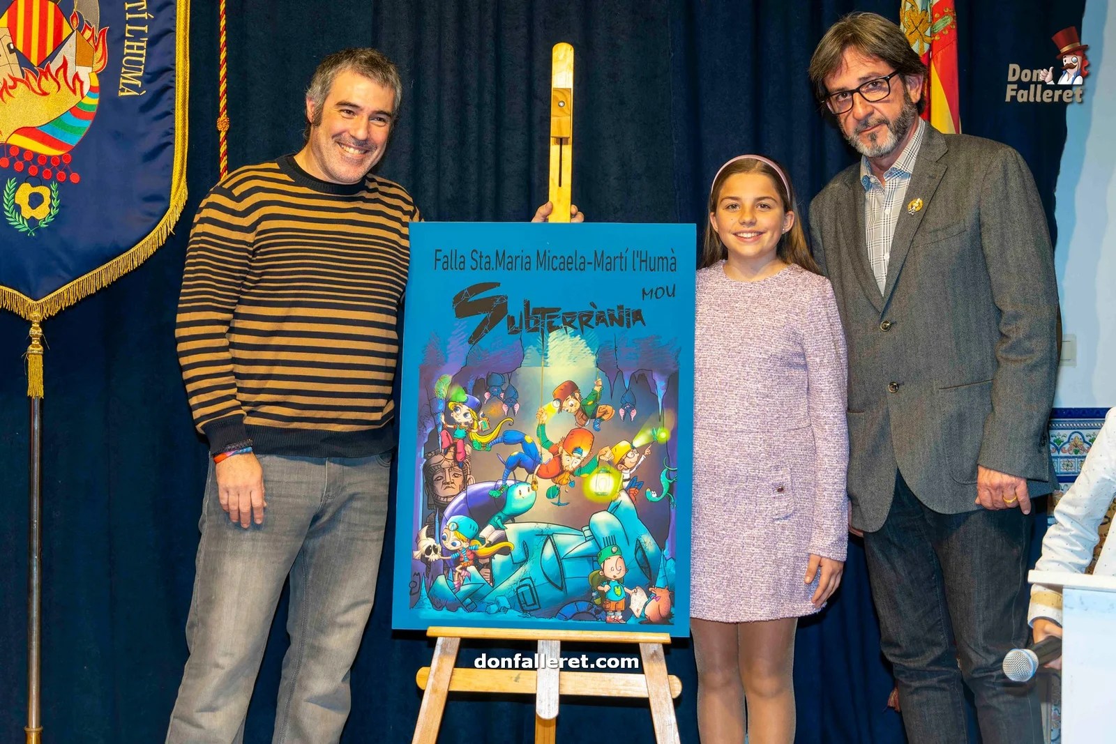 Santa María Micaela devela los bocetos de sus Fallas 2024 8 El artista David Mou junto a la Fallera Mayor Infantil y el Presidente de la comisión