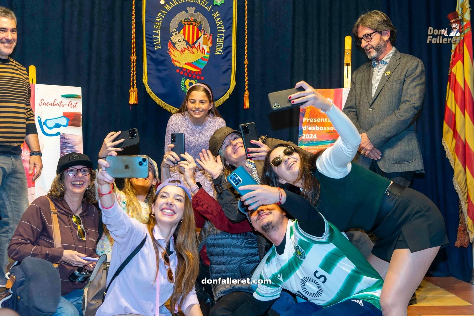 Santa María Micaela devela los bocetos de sus Fallas 2024 7 Los turistas se hacen un selfie con la Fallera Mayor Infantil
