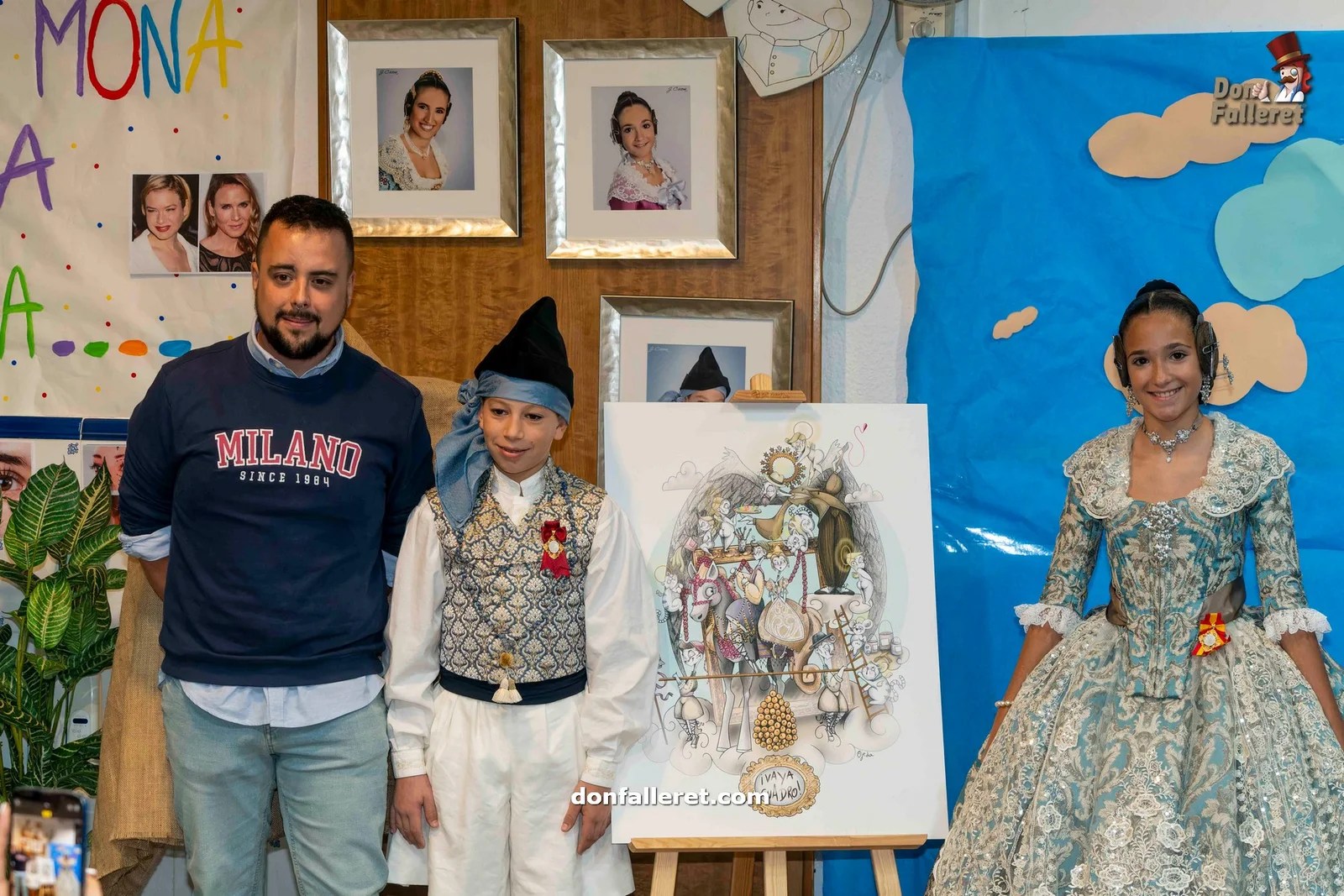 El artista David Ojeda junto al Presidente Infantil y Fallera Mayor Infantil de la Falla Serranos