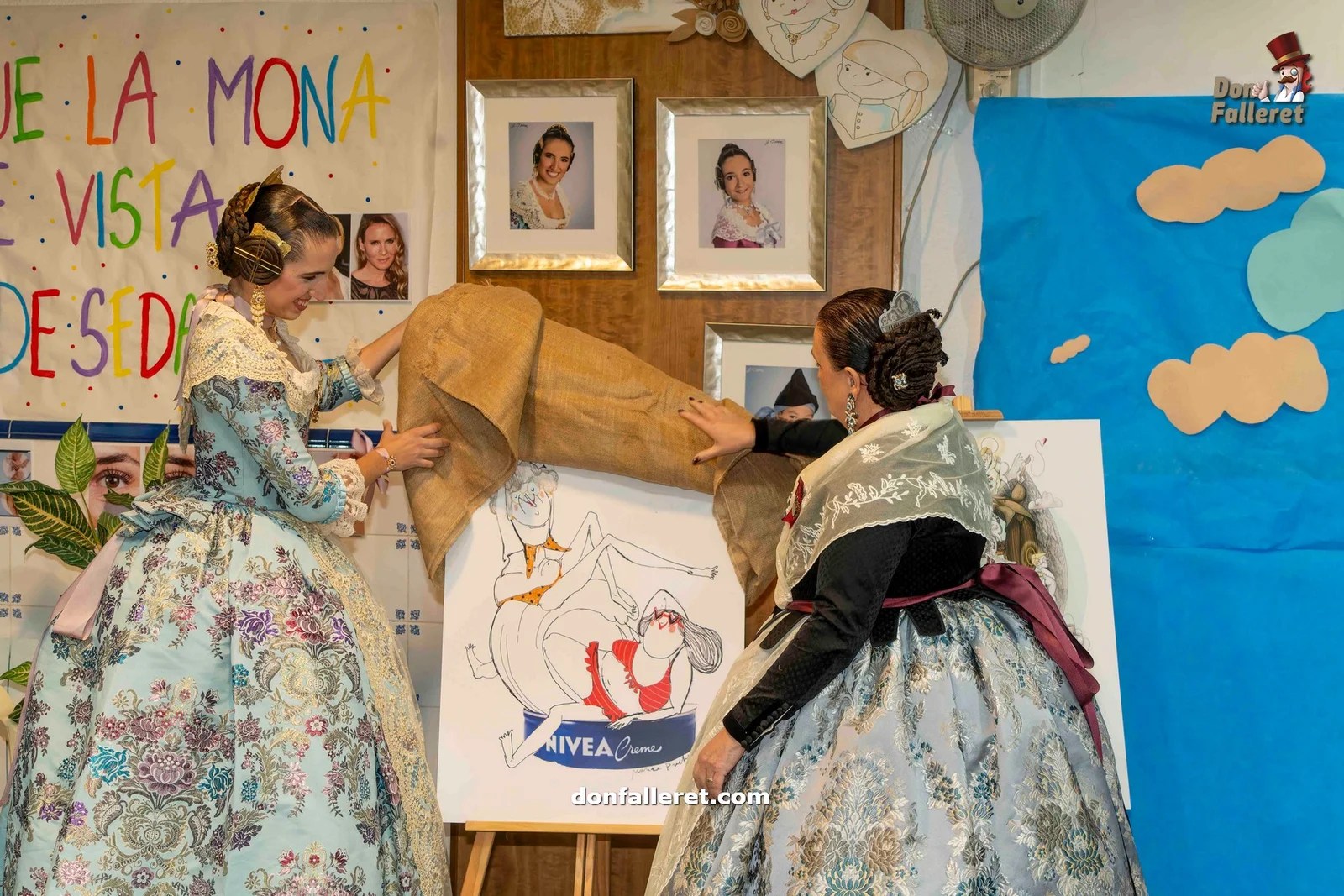 La Fallera Mayor y la Presidenta descubren el boceto de la Falla Adulta
