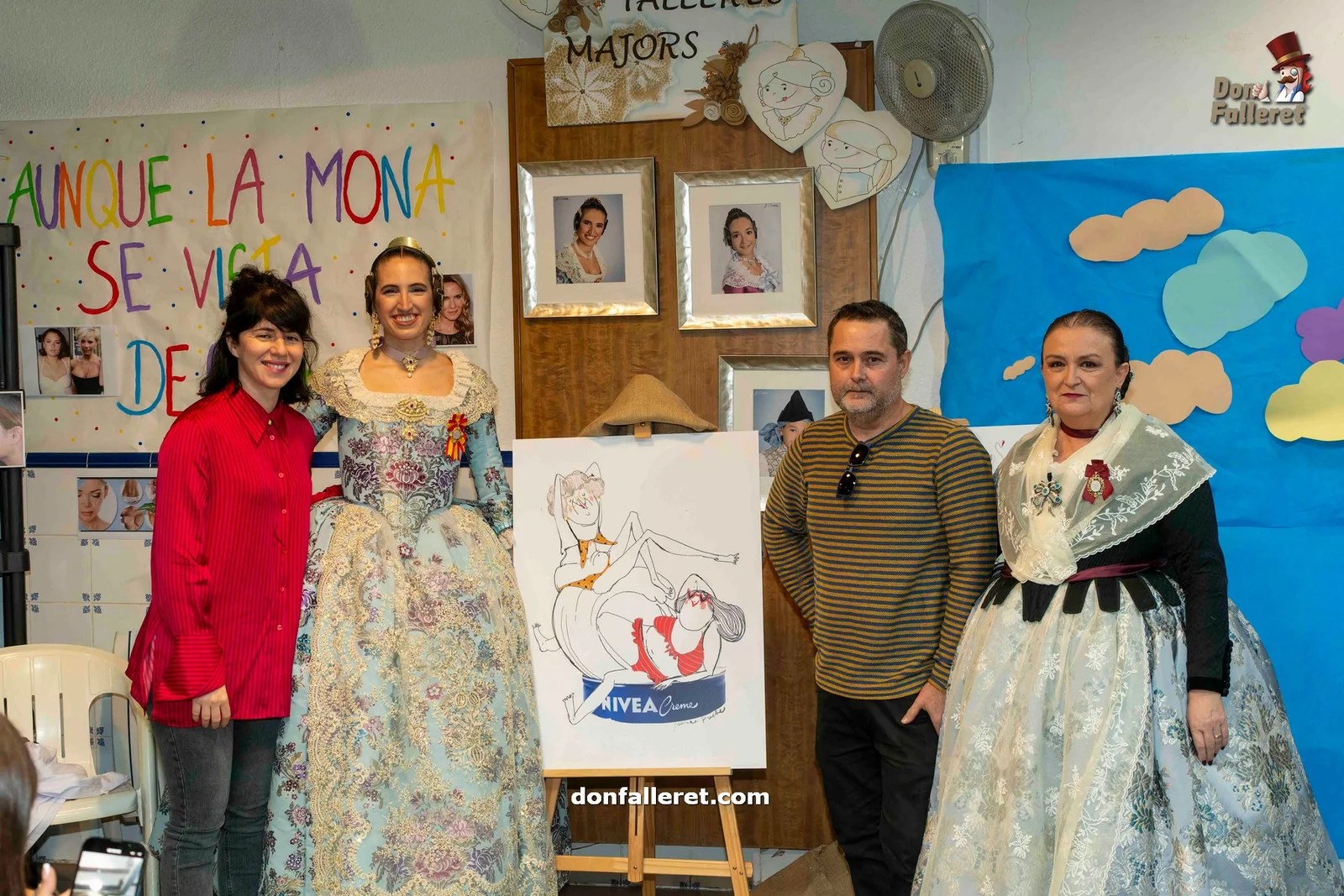 La Falla Serranos desveló los bocetos de sus Fallas 2024 5 Marina Puche y Javier Salas junto a la Fallera Mayor y Presidenta de la Falla Serranos