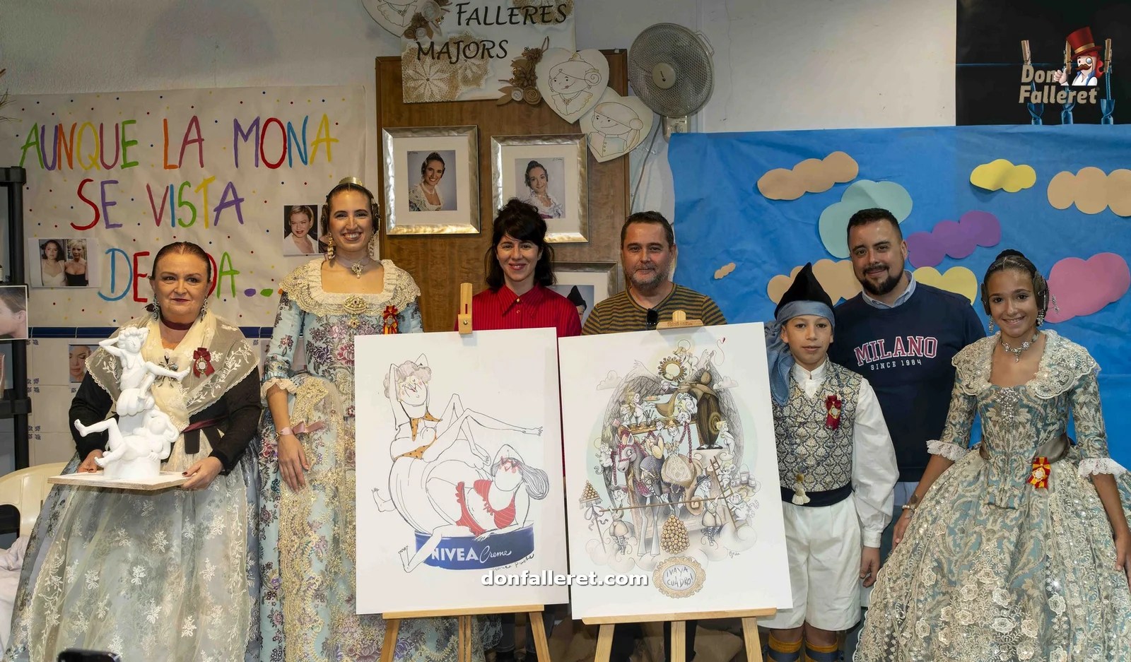 bocetos fallas 2024 de la Falla Serranos-Plaza de los Fueros Los máximos representantes de la comisión junto a los artistas y los bocetos de las Fallas 2024