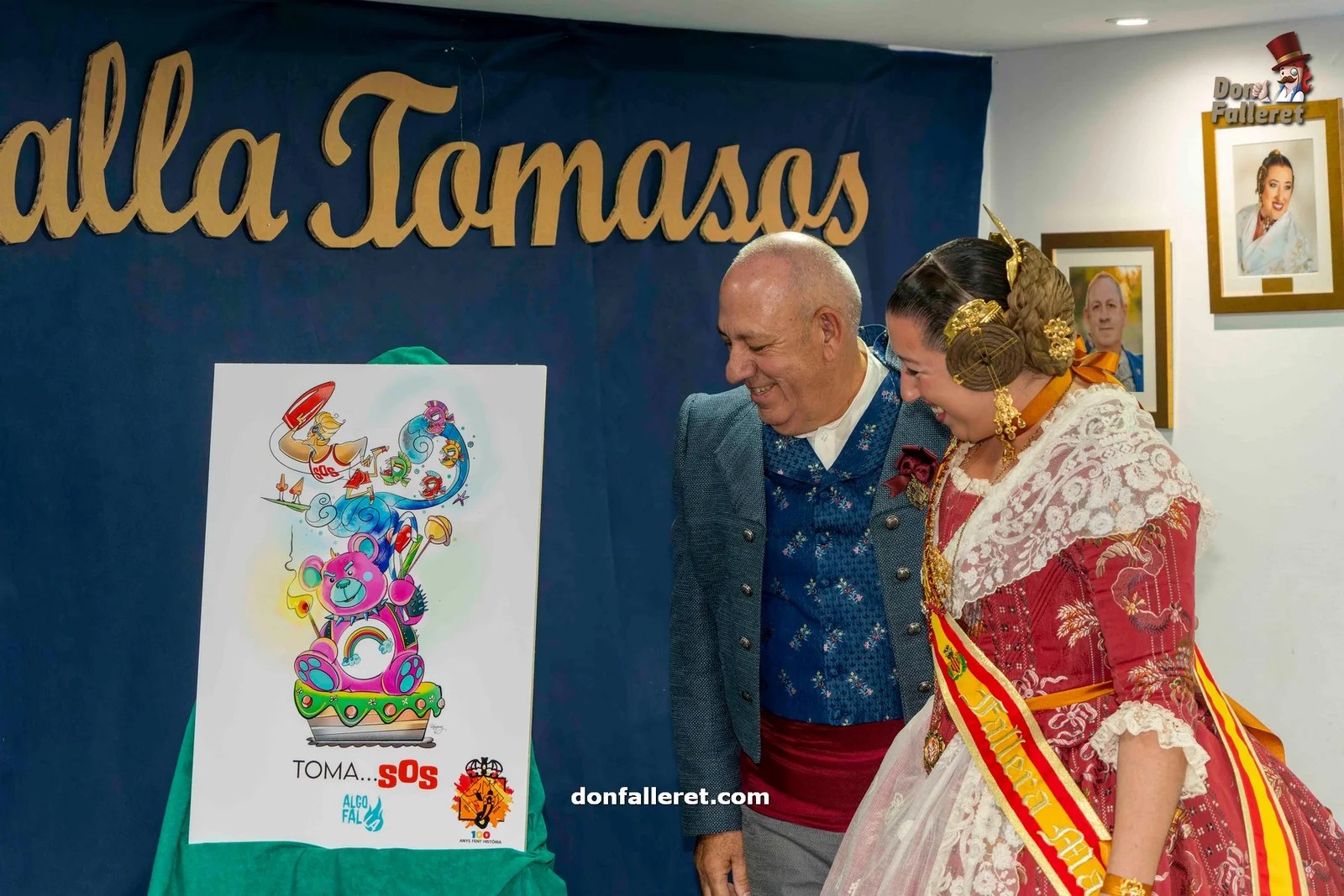 Estas son las Fallas del Centenario de la Falla Tomasos - Carlos Cervera 5 La Fallera Mayor y el Presidente descubren el boceto