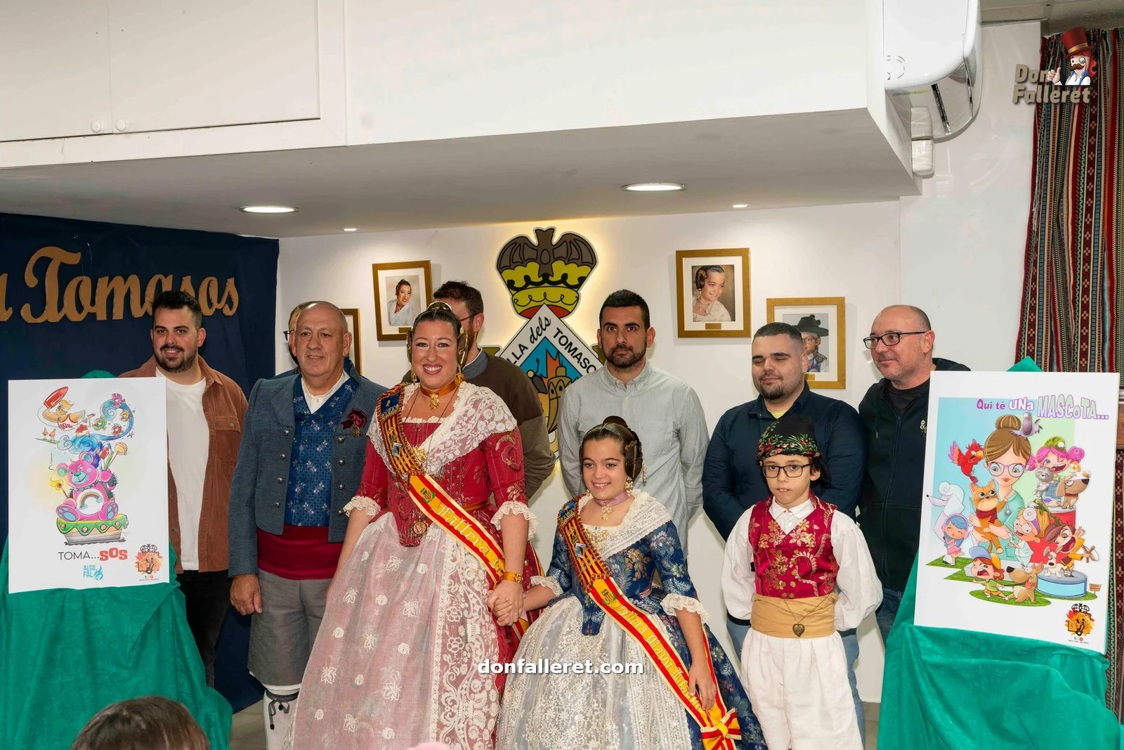 Estas son las Fallas del Centenario de la Falla Tomasos - Carlos Cervera 6 Artistas, Falleras Mayores y Presidentes al finalizar el acto