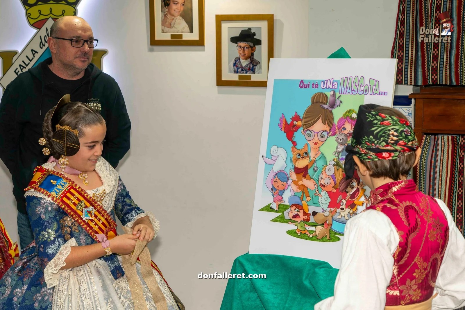 Estas son las Fallas del Centenario de la Falla Tomasos - Carlos Cervera 2 La Fallera Mayor Infantil y el Presidente Infantil descubren el boceto