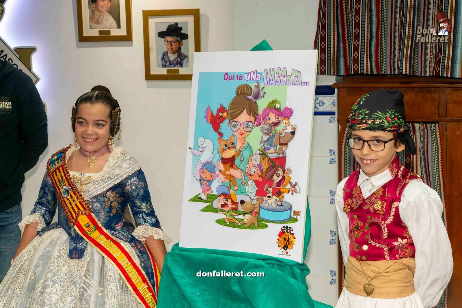 Estas son las Fallas del Centenario de la Falla Tomasos - Carlos Cervera 3 La Fallera Mayor Infantil y el Presidente Infantil junto al boceto de su Falla