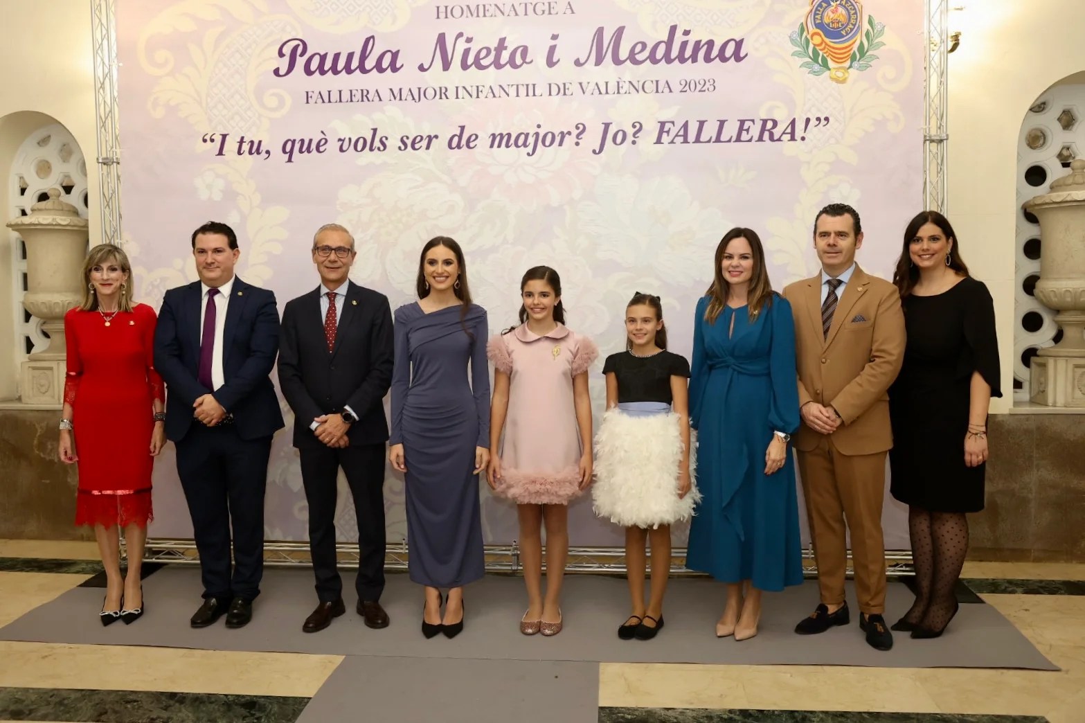 Paula Nieto junto a Santiago Ballester, Presidente de Junta Central Fallera y su directiva