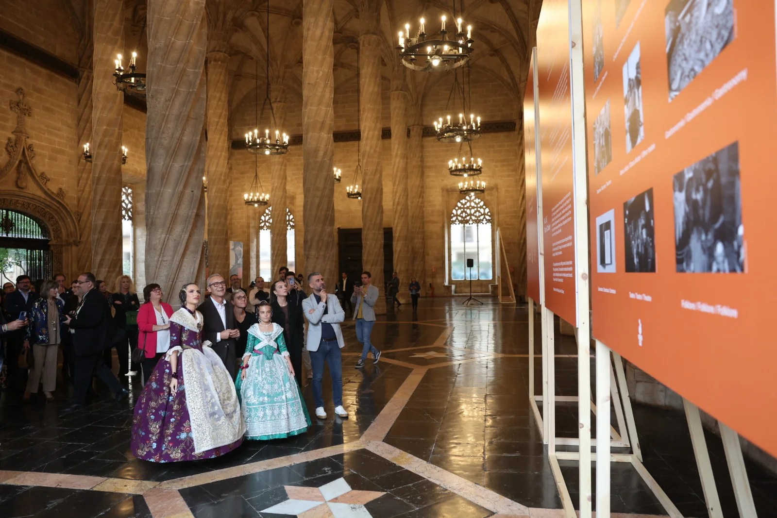 Los socialistas denuncian la “improvisación y desgana” de Catalá con las Fallas 1 Momento de la inauguración de la exposción en la Lonja