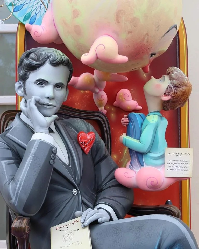 Sèneca-Autobusos concede el indulto a Federico García Lorca y dona su ninot a su casa natal en Fuente Vaqueros
