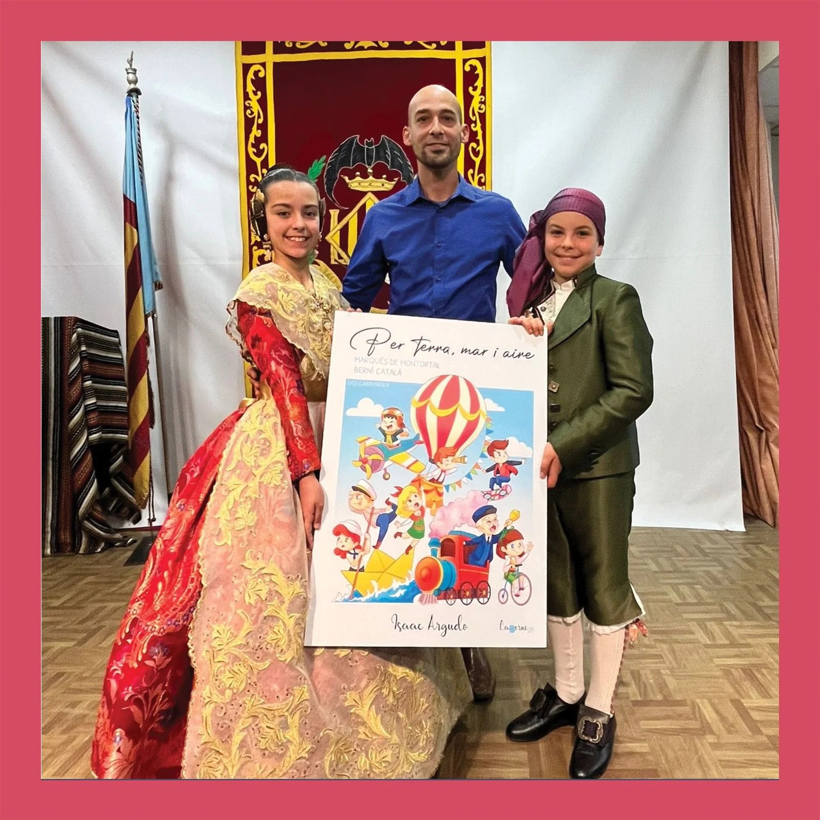 Isaac Argudo, responsable de la Falla Infantil titulada "Per terra, mar i aire" junto a los presentantes infantiles