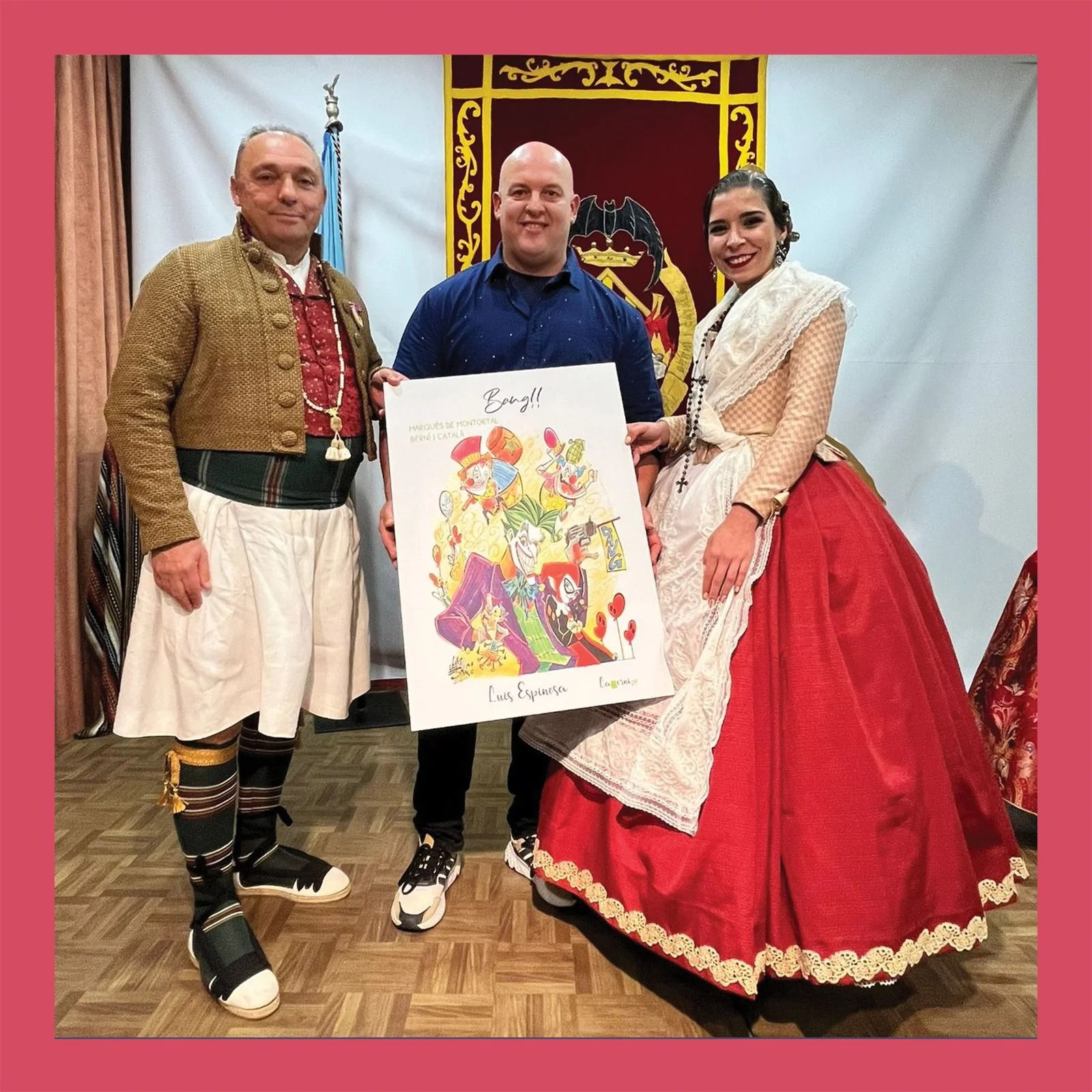 Estos son los bocetos de la Falla Marqués de Montortal Berní i Català para 2024 4 Luis Espinosa nos sumergirá en su propuesta titulada "Bang!!", aquí junto a los representantes mayores