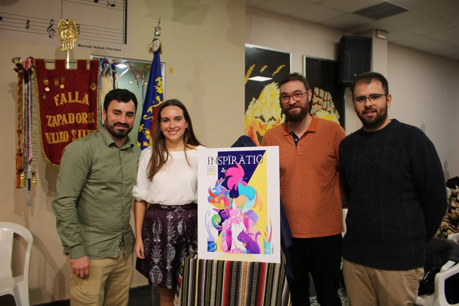 Descubre las Fallas que plantará la comisión de Zapadores-Vicente Lleó en 2024 4 Presidente, Fallera Mayor y SacabutxArt junto al boceto de la Falla Grande