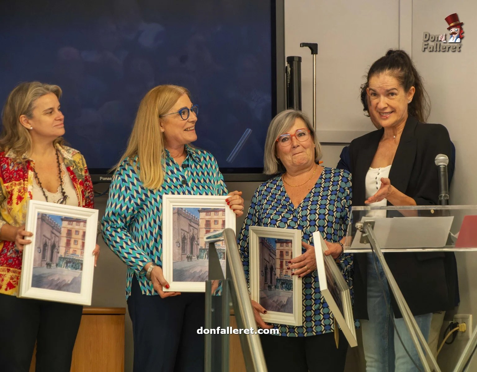 Entrega de un cuadro acreditativo a las personas que desde infantiles siguen censadas años tras año en la comisión