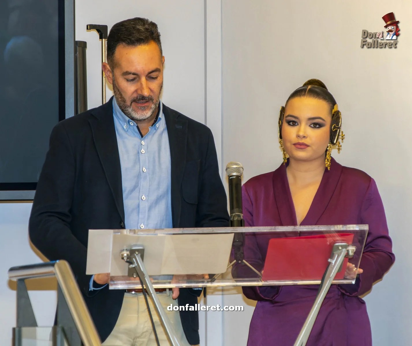 Presentación del Libro del 50 Aniversario de la Comisión Infantil de la Falla Plaza Doctor Collado 1 Carlos Navarro Castelló y Elia Civera Tormo presentaron el acto