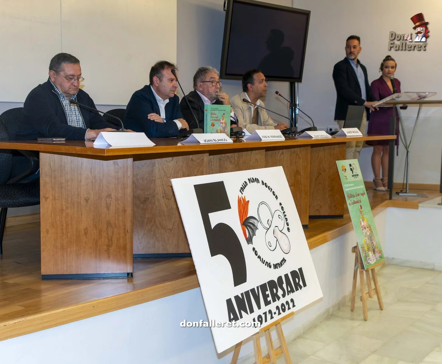 Presentación del Libro del 50 Aniversario de la Comisión Infantil de la Falla Plaza Doctor Collado 5 Los ponentes durante la presentación del libro del 50 aniversario de la comisión infantil de Dr. Collado