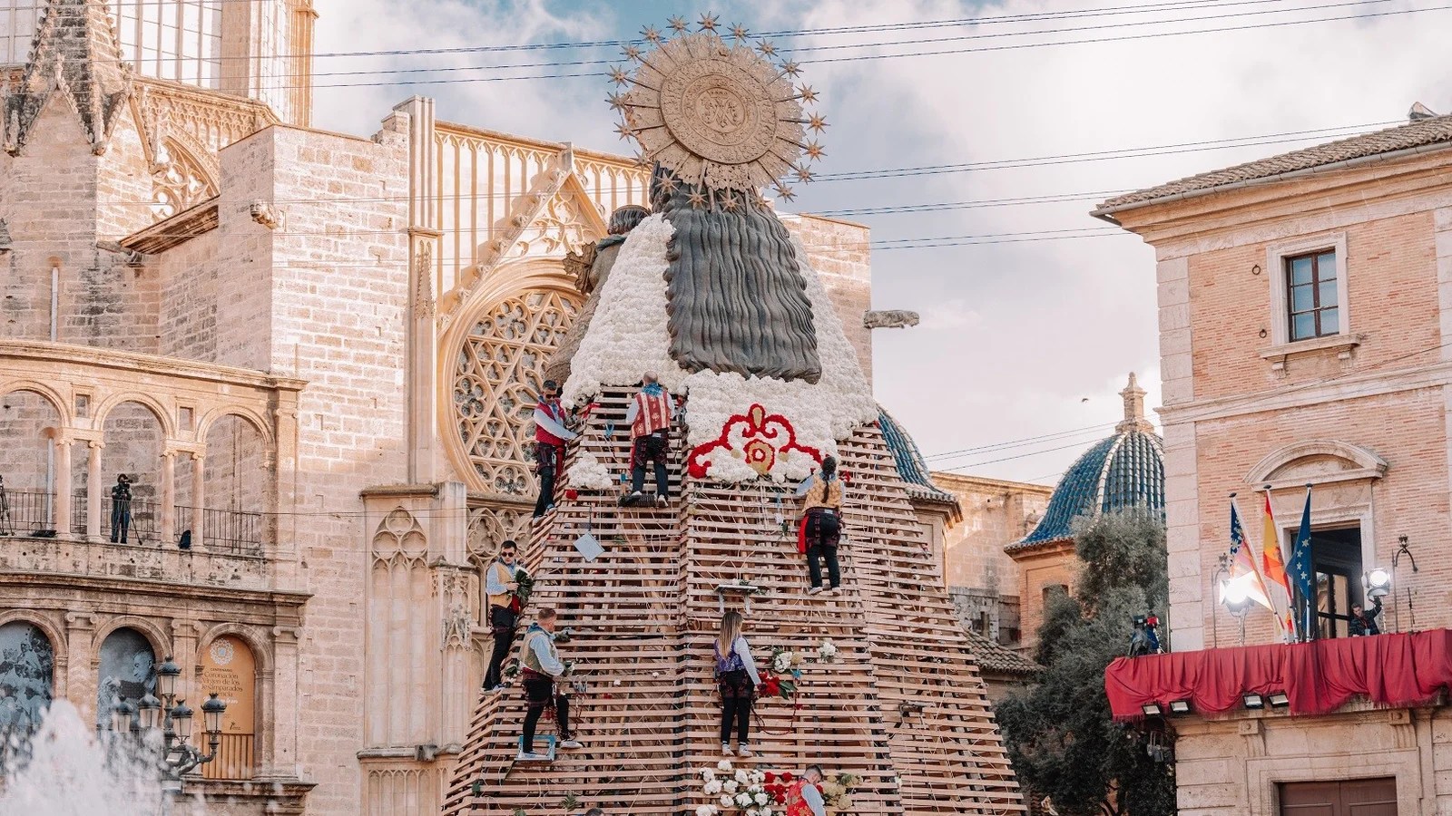 El Ayuntamiento de Valencia comienza los trabajos de restauración del cadafal de la Virgen de los Desamparados