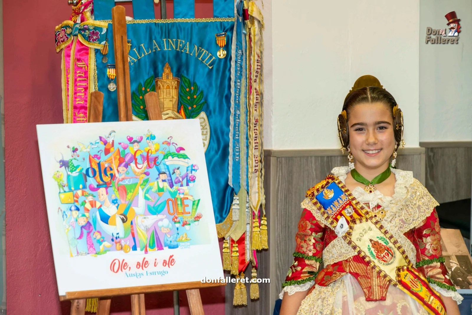 La Falla Clero a la caza de repetir trofeos con sus Fallas 2024 8 La Fallera Mayor Infantil junto al boceto de su Falla