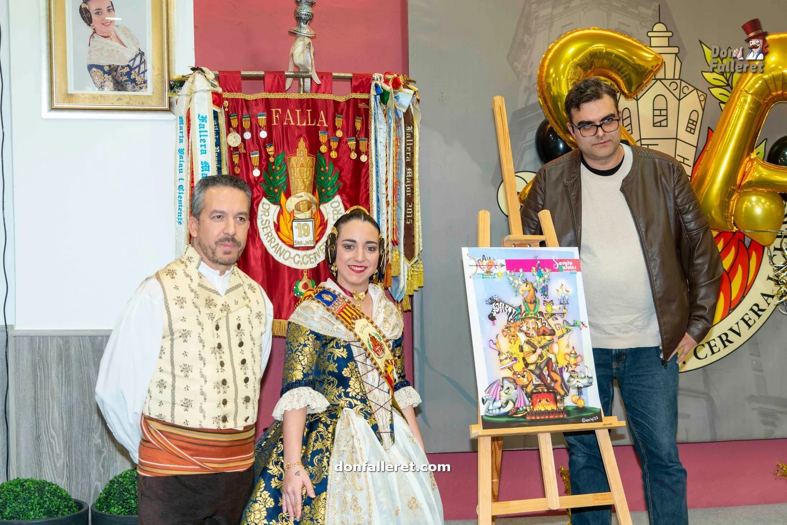 La Falla Clero a la caza de repetir trofeos con sus Fallas 2024 5 Presidente, Fallera Mayor y artista junto al boceto de la Falla Grande