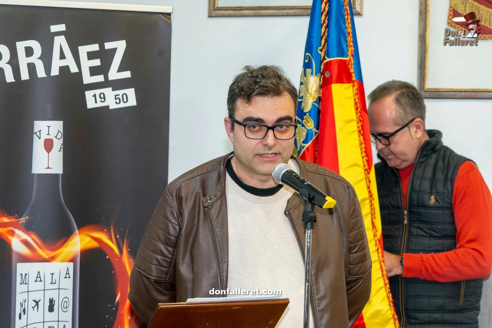 La Falla Clero a la caza de repetir trofeos con sus Fallas 2024 4 Sergio Musoles intervinene para explicar el boceto de la Falla Grande