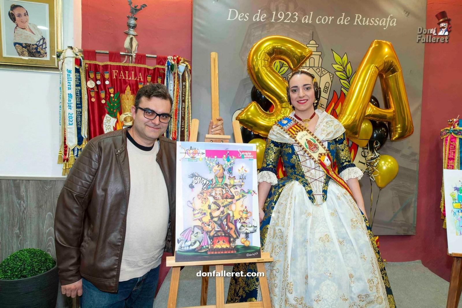 La Falla Clero a la caza de repetir trofeos con sus Fallas 2024 3 Sergio Musoles junto a la Fallera Mayor y el boceto de la Falla Grande