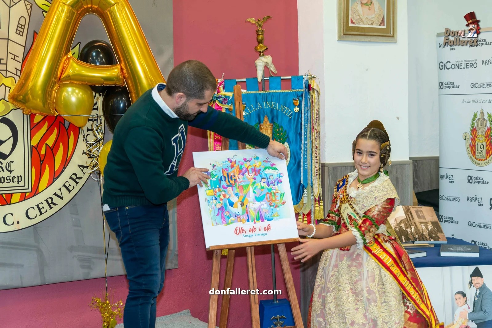 La Falla Clero a la caza de repetir trofeos con sus Fallas 2024 6 Ausias Estrugo ayuda a la Fallera Mayor Infantil a descubrir el boceto su Falla