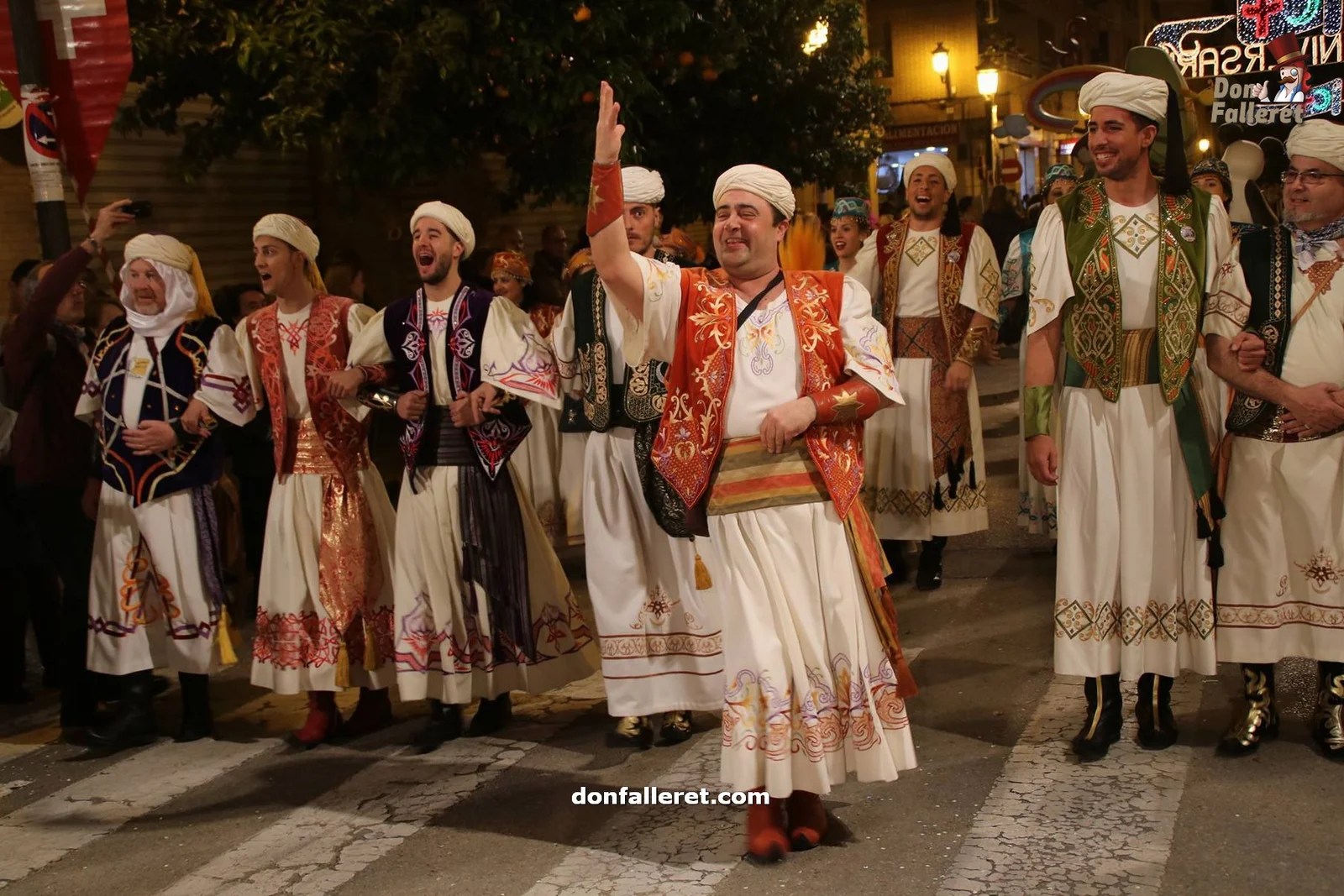 El desfile de Moros y Cristianos de 2017 por las calles de la Falla Visitación Orihuela