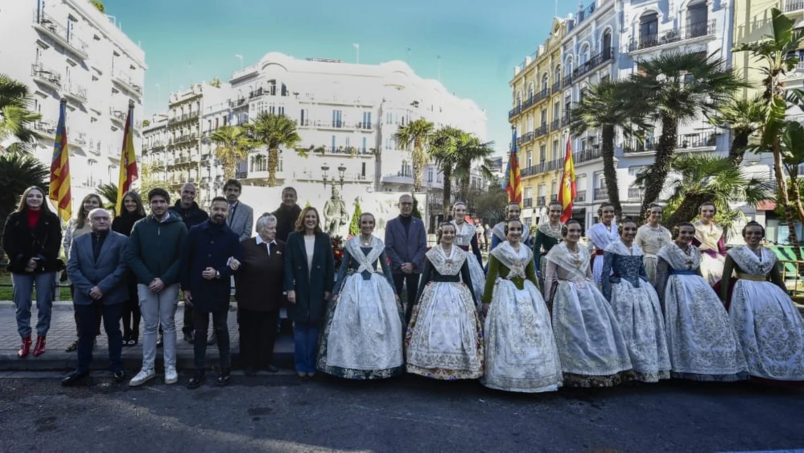 Multitudinario homenaje al Maestro Serrano en el 150 aniversario de su nacimiento 1 La Fallera Mayor de Valencia y su Corte de Honor durante el homanaje al Maestro Serrano en su monumento